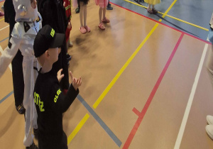 Dzieci tańczą swobodnie na balu karnawałowym