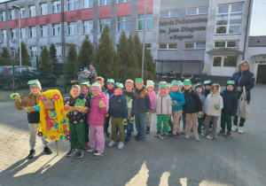 Dzieci na dziecińcu przedszkola i szkoły, szykują się do marszu ulicami Rzgowa