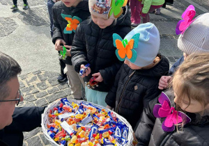 Pan burmistrz częstuje dzieci słodkim poczęstunkiem