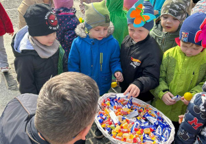 Pan burmistrz częstuje dzieci słodkim poczęstunkiem