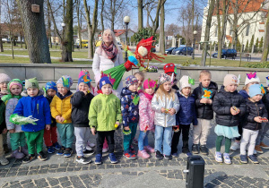 Dzieci pozują do zdjęcia ubrane w kolorowe stroje