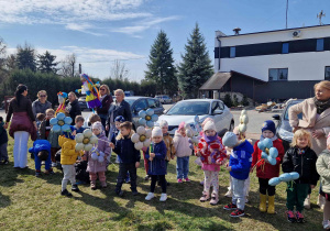 Dzieci stoją w rozsypce podczas symbolicznego spalania marzanny