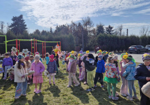Dzieci stoją w rozsypce podczas symbolicznego spalania marzanny