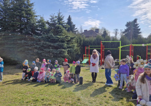 Dzieci stoją w rozsypce podczas symbolicznego spalania marzanny