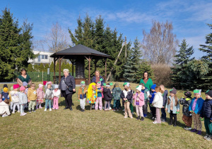 Dzieci stoją w dużym kole, pośrodku ognisko na którym palą się marzanny