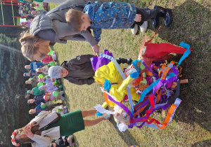 Panie układają marzanny, które zostaną podpalone