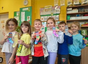 Dziś w naszym przedszkolu jest kolorowo, wesoło i nie do pary!