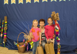 Pani dyrektor wraz z dwiema dziewczynkami, uczestniczkami konkursu