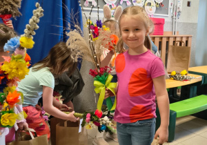 Dzieci odbierają nagrody za udział w konkursie