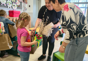 Pani dyrektor wręcza dyplomy oraz gratulacje uczestnikom konkursu