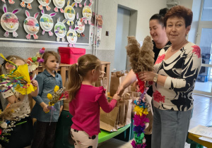 Pani dyrektor wręcza dyplomy oraz gratulacje uczestnikom konkursu