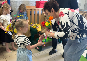 Pani dyrektor wręcza dyplomy oraz gratulacje uczestnikom konkursu