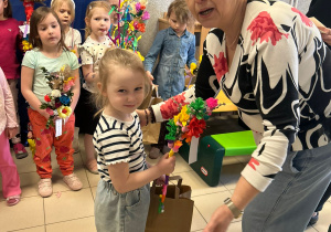 Pani dyrektor wręcza dyplomy oraz gratulacje uczestnikom konkursu