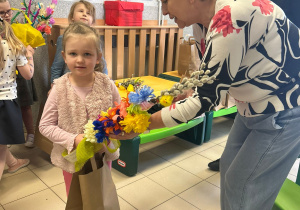 Pani dyrektor wręcza dyplomy oraz gratulacje uczestnikom konkursu