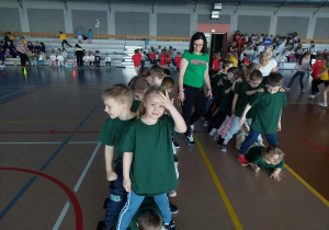 Dzieci stoją w rzędach.