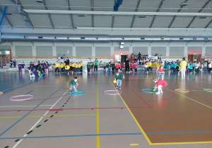 Dzieci uczestniczą w konkurencji sportowej.