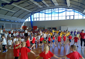 Dzieci tworzą jednego, wielkiego "węża" wspólnie bawiąc się po zakończonej olimpiadzie