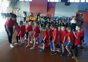 Dzieci rywalizują ze sobą podczas konkurencji, panie dopingują swoich podopiecznych.