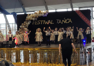 Dzieci tańczą na scenie.