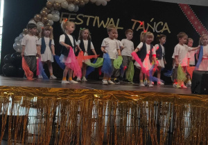 Dzieci tańczą na scenie