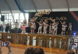 Dzieci tańczą na scenie