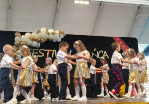 Dzieci tańczą na scenie