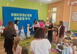 zabawa w kole uczestników konkursu wraz z ich rodzicami i nauczycielami