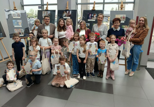 uczestnicy konkursu wraz z nagrodami