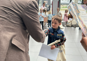dziecko odbiera nagrodę