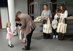 dziewczynka odbiera nagrodę