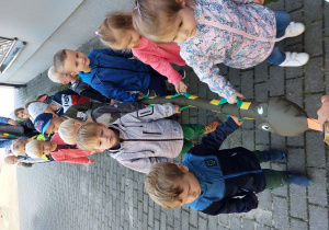 grupa dzieci idzie parami na spacer
