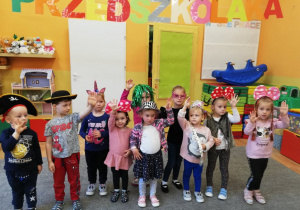 Dzieci reprezentują swoje kapelusze, maski.