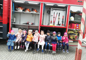 Dzieci na tle wozu strażackiego.