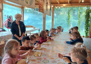 Dzieci jedzą pieczone ziemniaki