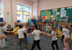 Dzieci tańczą przy muzyce