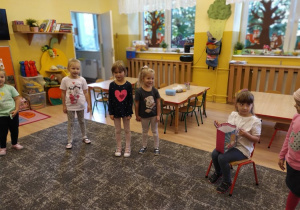 dzieci stoją na dywanie