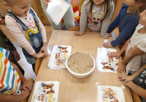 dzieci patrzą na wyrosniete ciastgo