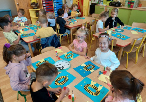 Dzieci tworzą osę z litery O z kolorowego papieru