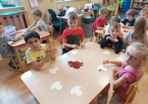 Dzieci wyklejają borowika kuleczkami z bibuły