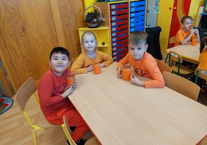 Dzieci z lampionami przy stoliku