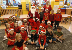 Dzieci wraz ze św. Mikołajem pozują do zdjęcia