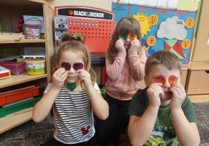 Dzieci z guzików zrobiły sobie okulary z guzików