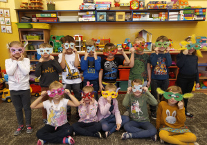 zdjęcie grupowe dzieci w maskach karnawałowych