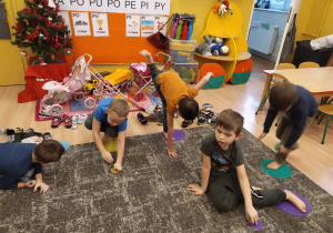dzieci ćwiczą na dywanie