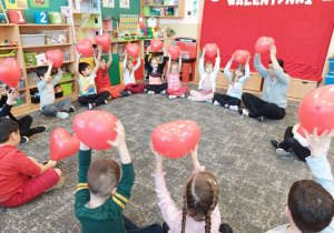 Dzieci trzymają balony w górze do muzyki