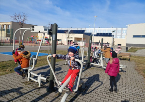 Dzieci ćwiczą na sprzęcie sportowym