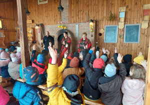 Dzieci słuchają ciekawostek o symbolice świąt wielkanocnych