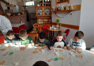 Dzieci dekorują zajączki z ciasta kruchego