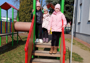 Dzieci stoją na schodkach
