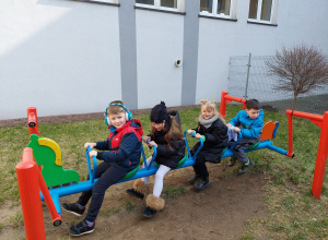 Wiosenne zabawy w ogrodzie przedszkolnym